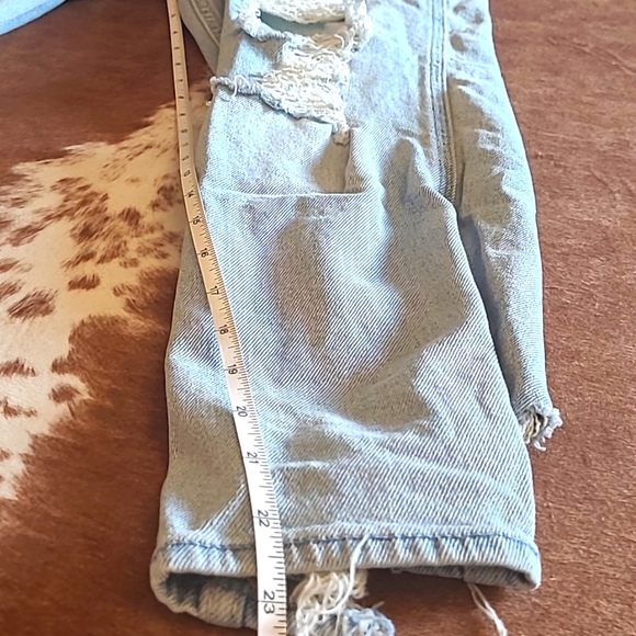 Hollister Ultra High Rise Destroyed Ripped Mom Jeans Size 26 - Picture 16 of 16